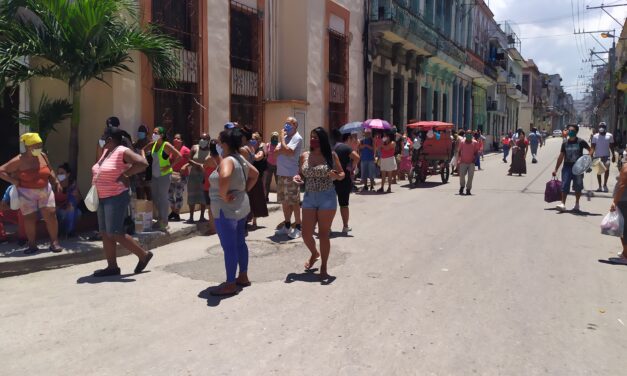 ¿Quién tiene la culpa de que haya colas y coleros en Cuba?