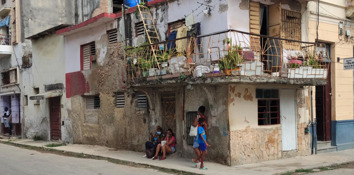 El gobierno cubano derrumba viviendas, pero no las construye y limita la construcción independiente
