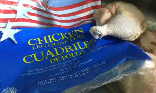 Cuba compra más pollos “bloqueados” en EEUU, pero 4 onzas mensuales para cada cubano